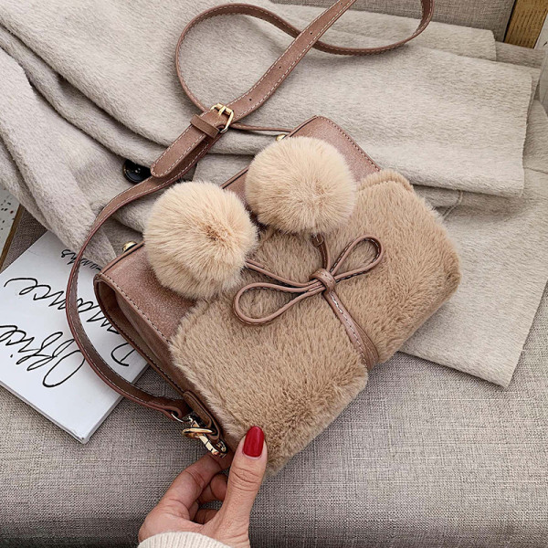 Modern női táska pehellyel és hosszú füllel több színben