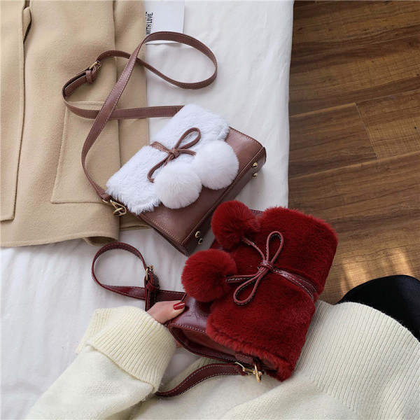 Modern női táska pehellyel és hosszú füllel több színben