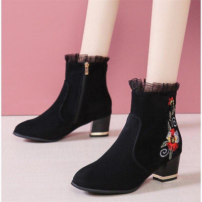 Modern női csizma cipzárral és fekete hímzéssel