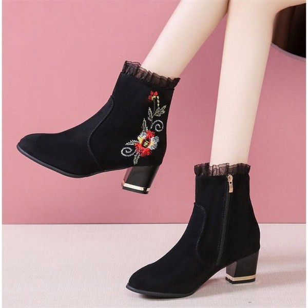 Modern női csizma cipzárral és fekete hímzéssel