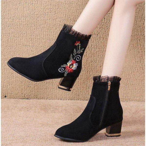 Modern női csizma cipzárral és fekete hímzéssel