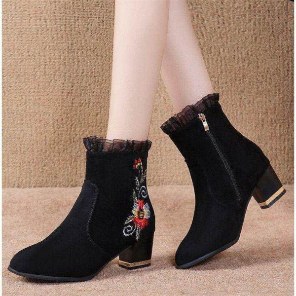 Modern női csizma cipzárral és fekete hímzéssel