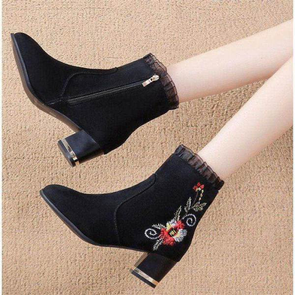 Modern női csizma cipzárral és fekete hímzéssel