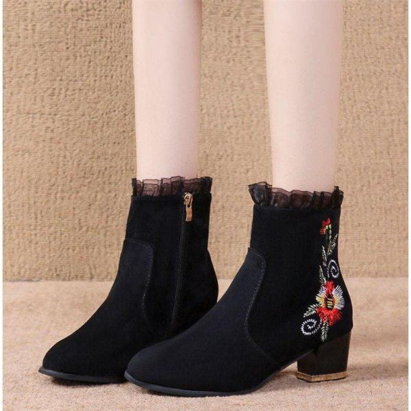 Modern női csizma cipzárral és fekete hímzéssel