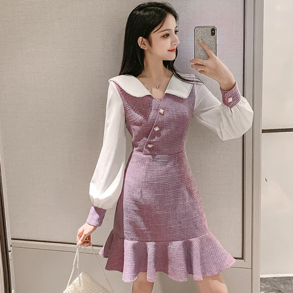 Női modern ruhamodell spitz nyakkivágással, lila színben