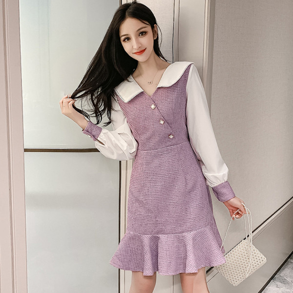 Női modern ruhamodell spitz nyakkivágással, lila színben