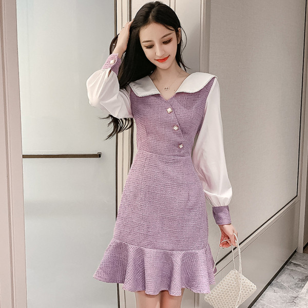 Női modern ruhamodell spitz nyakkivágással, lila színben