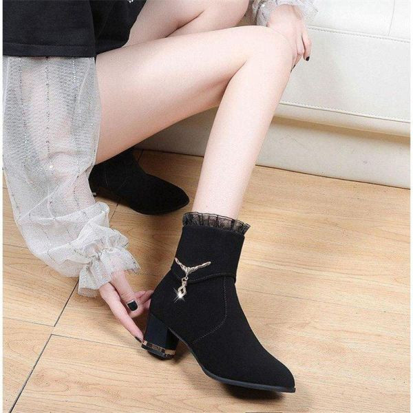 Modern női csizma tüll és fém elemmel, fekete színben