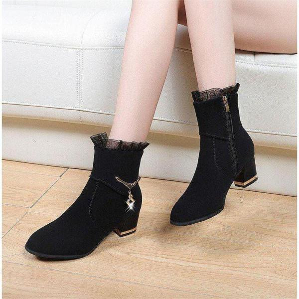 Modern női csizma tüll és fém elemmel, fekete színben