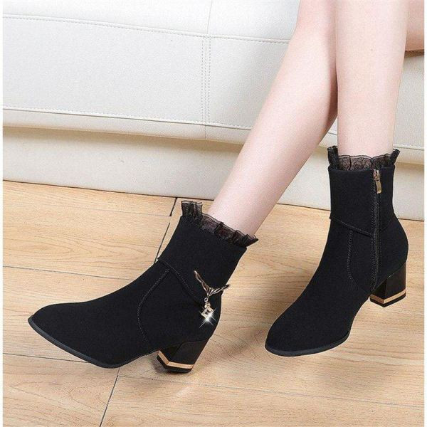 Modern női csizma tüll és fém elemmel, fekete színben