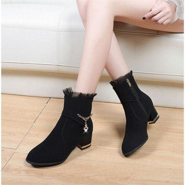 Modern női csizma tüll és fém elemmel, fekete színben