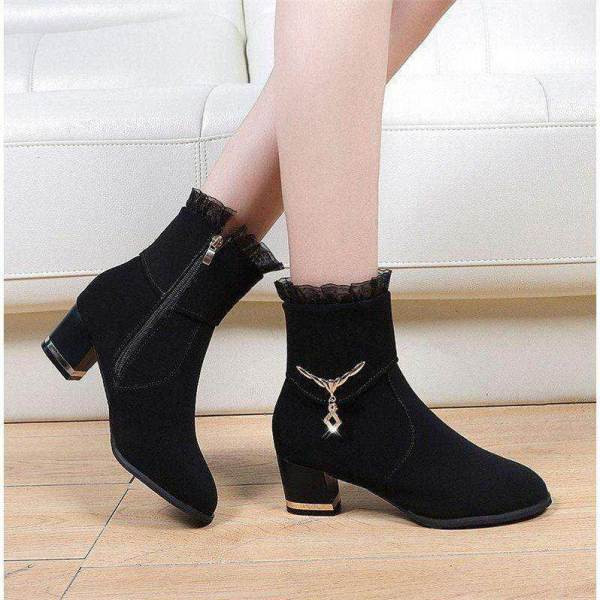 Modern női csizma tüll és fém elemmel, fekete színben