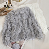 Modern női pulóver fehér és szürke színben, ovális nyakkivágással