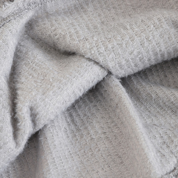 Modern női pulóver fehér és szürke színben, ovális nyakkivágással