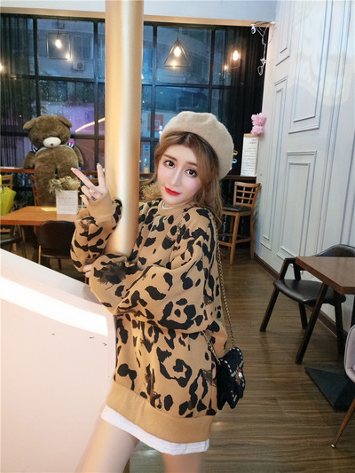 Női blúz kerek nyakkivágással - széles modell