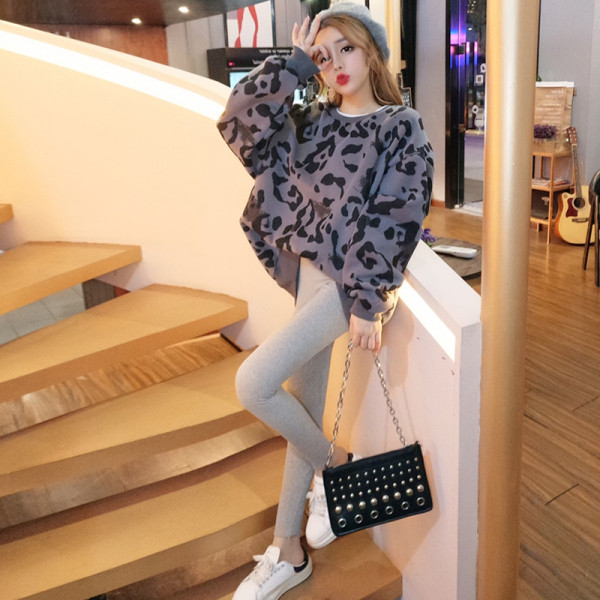 Női blúz kerek nyakkivágással - széles modell