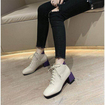 Modern női csizma vastag sarkú és fűzős két színben