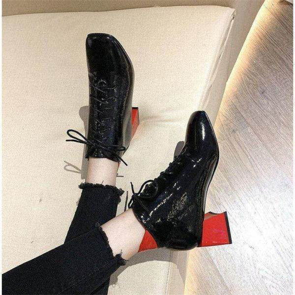 Modern női csizma vastag sarkú és fűzős két színben