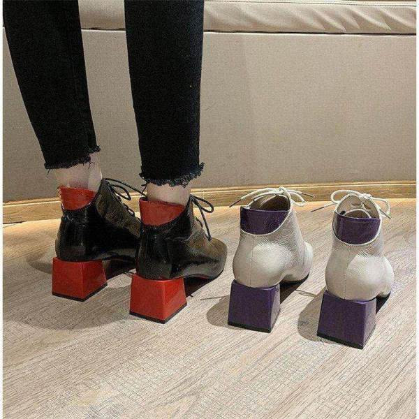 Modern női csizma vastag sarkú és fűzős két színben