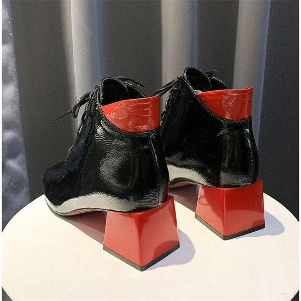 Modern női csizma vastag sarkú és fűzős két színben