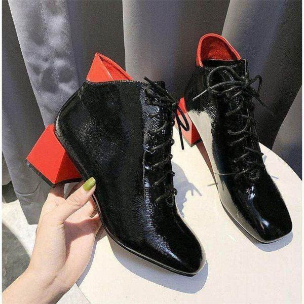 Modern női csizma vastag sarkú és fűzős két színben