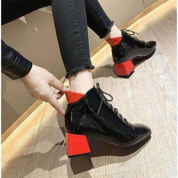 Modern női csizma vastag sarkú és fűzős két színben