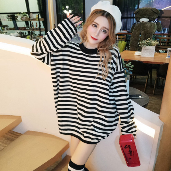 Ριγέ γυναικεία μπλούζα με στρογγυλη λαιμόκοψη