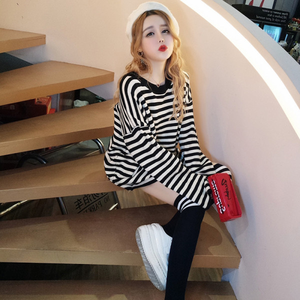 Ριγέ γυναικεία μπλούζα με στρογγυλη λαιμόκοψη