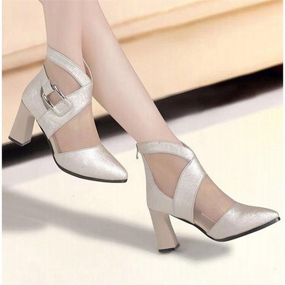 Modern női magas sarkú cipő csattal, négy színben