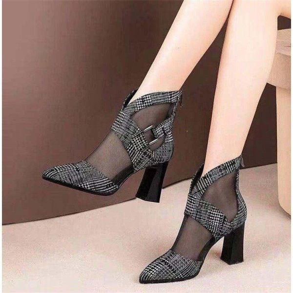 Modern női magas sarkú cipő csattal, négy színben