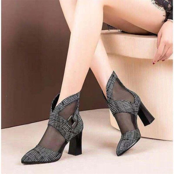 Modern női magas sarkú cipő csattal, négy színben