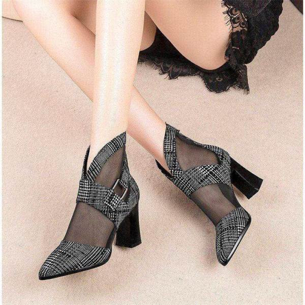 Modern női magas sarkú cipő csattal, négy színben