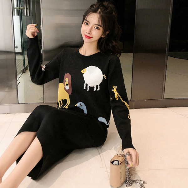 Γυναικείο πουλόβερ με έγχρωμο κέντημα σε μαύρο χρώμα