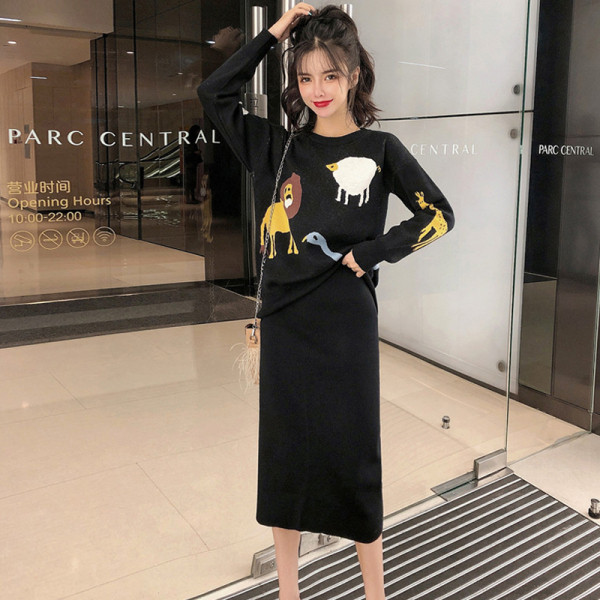 Γυναικείο πουλόβερ με έγχρωμο κέντημα σε μαύρο χρώμα