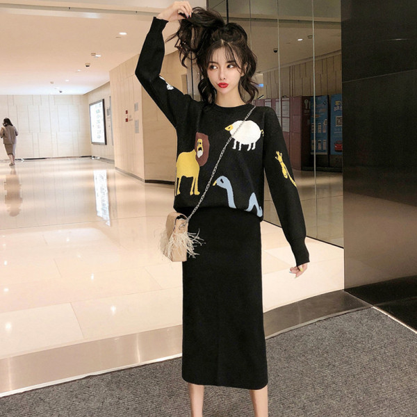 Γυναικείο πουλόβερ με έγχρωμο κέντημα σε μαύρο χρώμα