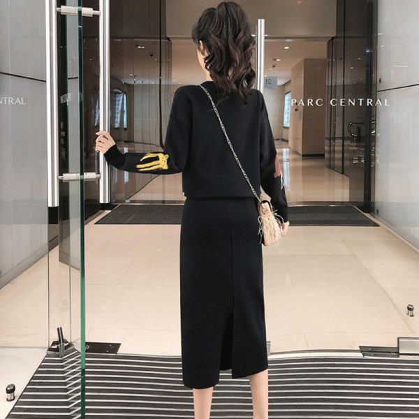 Γυναικείο πουλόβερ με έγχρωμο κέντημα σε μαύρο χρώμα