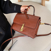 Μοντέρνα έκο δερμάτινη γυναικεία τσάντα με μεταλλική στερέωση σε διάφορα χρώματα