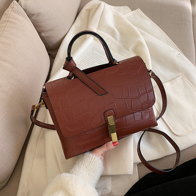 Μοντέρνα έκο δερμάτινη γυναικεία τσάντα με μεταλλική στερέωση σε διάφορα χρώματα