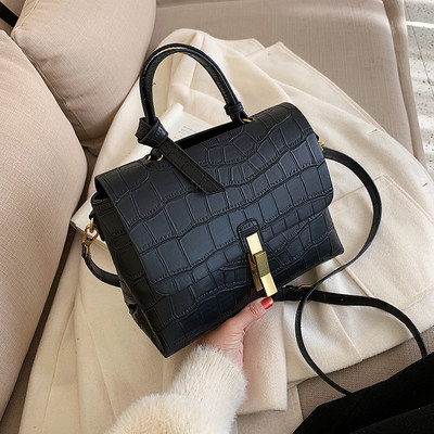 Μοντέρνα έκο δερμάτινη γυναικεία τσάντα με μεταλλική στερέωση σε διάφορα χρώματα