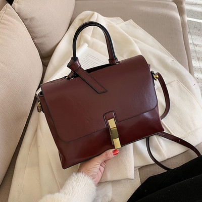 Μοντέρνα έκο δερμάτινη γυναικεία τσάντα με μεταλλική στερέωση σε διάφορα χρώματα