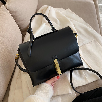 Μοντέρνα έκο δερμάτινη γυναικεία τσάντα με μεταλλική στερέωση σε διάφορα χρώματα