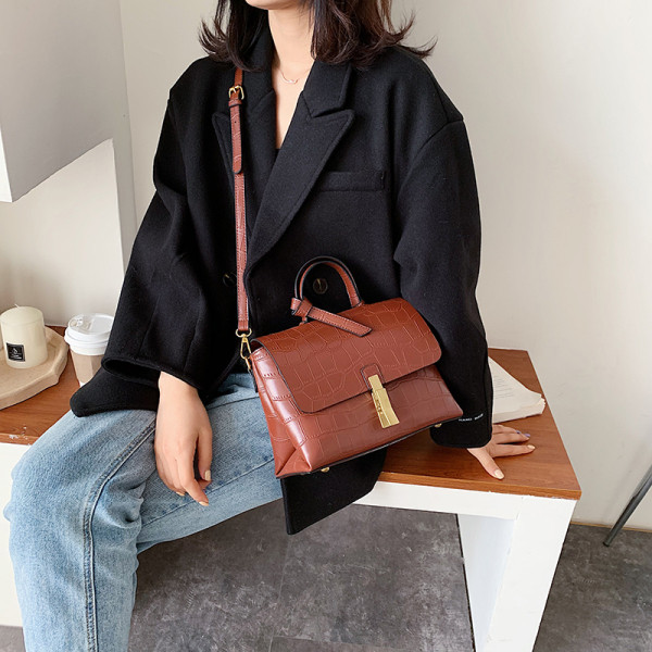 Μοντέρνα έκο δερμάτινη γυναικεία τσάντα με μεταλλική στερέωση σε διάφορα χρώματα