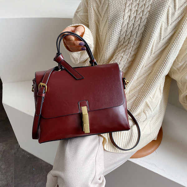 Μοντέρνα έκο δερμάτινη γυναικεία τσάντα με μεταλλική στερέωση σε διάφορα χρώματα