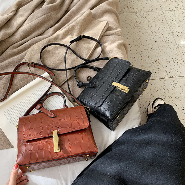 Μοντέρνα έκο δερμάτινη γυναικεία τσάντα με μεταλλική στερέωση σε διάφορα χρώματα