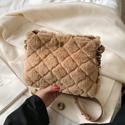 Női pehelytáska lánccal, négy színben