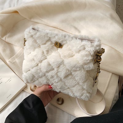 Női pehelytáska lánccal, négy színben