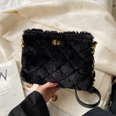 Női pehelytáska lánccal, négy színben