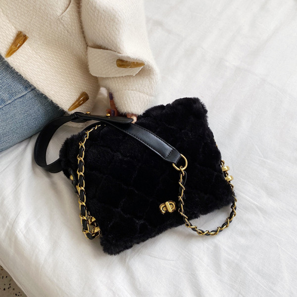 Női pehelytáska lánccal, négy színben