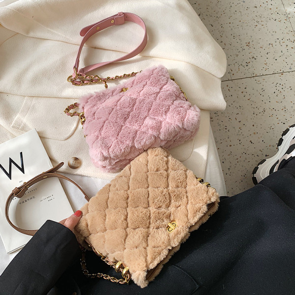 Női pehelytáska lánccal, négy színben