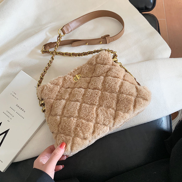 Női pehelytáska lánccal, négy színben